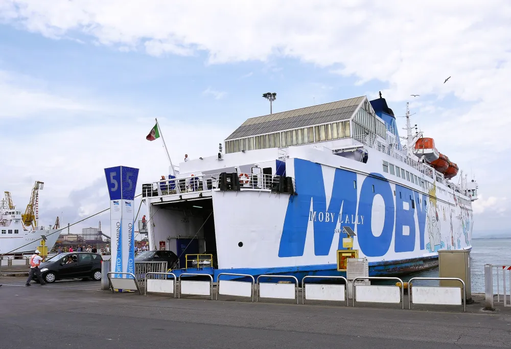 Moby-Fähre im Hafen von Piombino