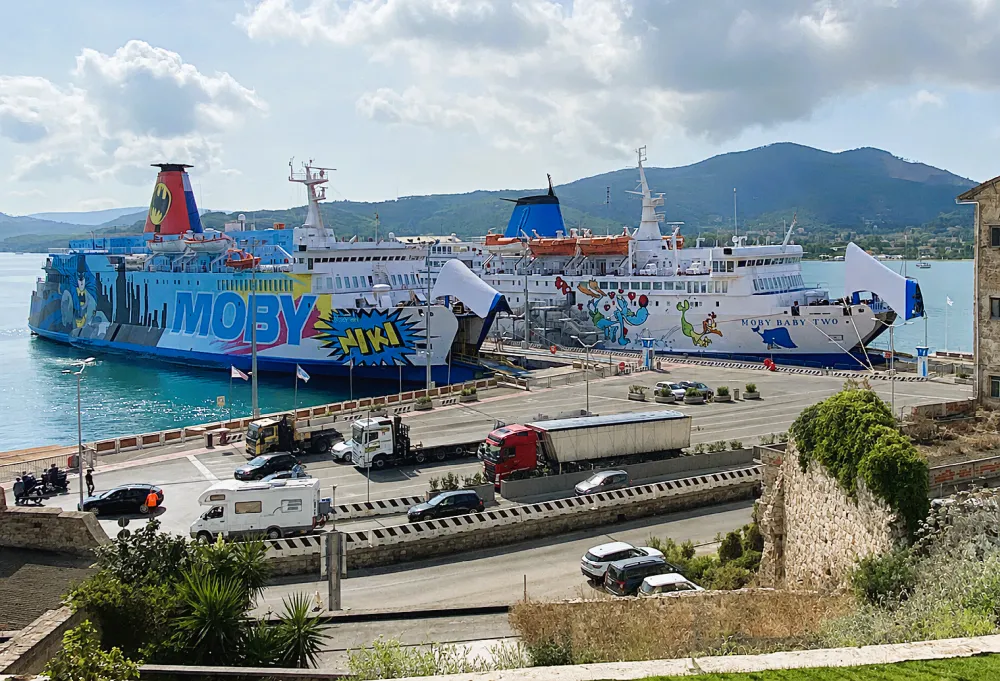 Fähren im Hafen von Portoferraio auf Elba