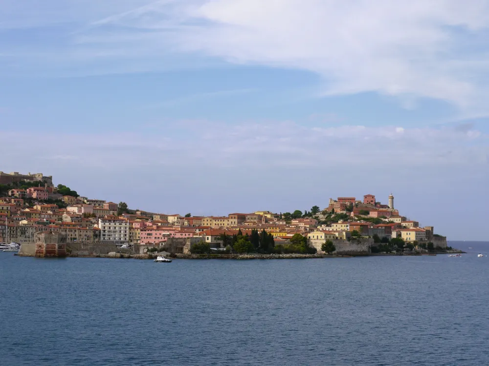 Blick auf Portoferraio bei der Einfahrt mit der Fähre