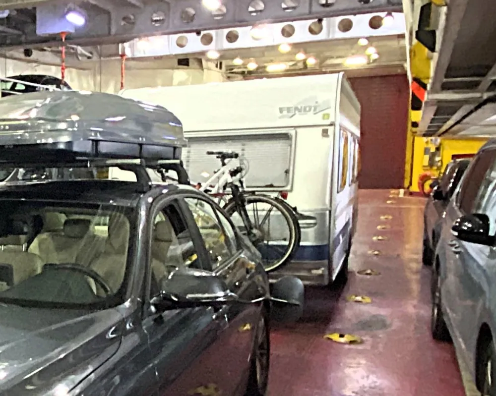 Wohnwagen auf der Fähre nach Elba